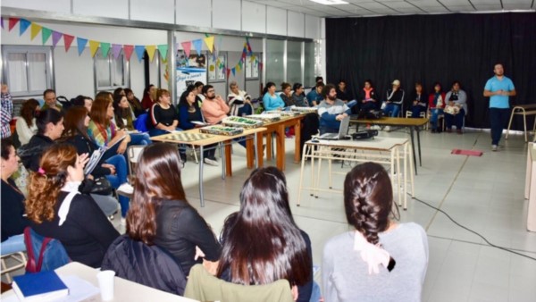 Desde ayer, se dicta en Trelew el curso de “Ajedrez como herramienta de inclusión”, destinado a Centros Juveniles, al COSE y otras entidades.