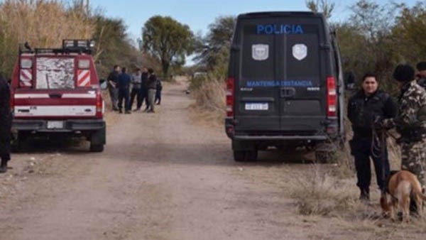 Crimen. Investigadores del caso inspeccionaron el lugar del hallazgo. 