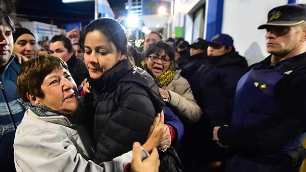 Liberada. Una postal de Carolina Sosa ya fuera de la Comisaría.  
