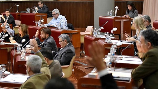 Manos arriba. Una de las votaciones en el parlamento en Rawson.