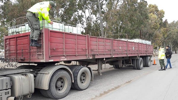 El camión secuestrado por la Gendarmería con la peligrosa carga.