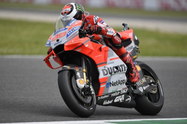 Llegó el día en que Lorenzo ganó vestido de rojo... y en la casa de Ducati.