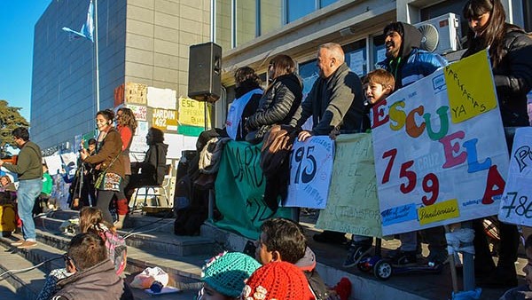 Carteles. El frío no impide que siga la toma del Ministerio, con múltiples reclamos a toda hora en Rawson.