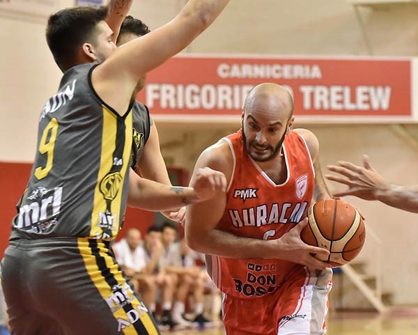 Dientes apretados. Diego Otero, autor de 8 puntos en el partido, atraviesa la defensa del Deportivo Madryn. El cuarto juego se disputa esta noche.