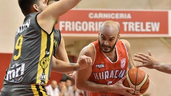 Dientes apretados. Diego Otero, autor de 8 puntos en el partido, atraviesa la defensa del Deportivo Madryn. El cuarto juego se disputa esta noche.