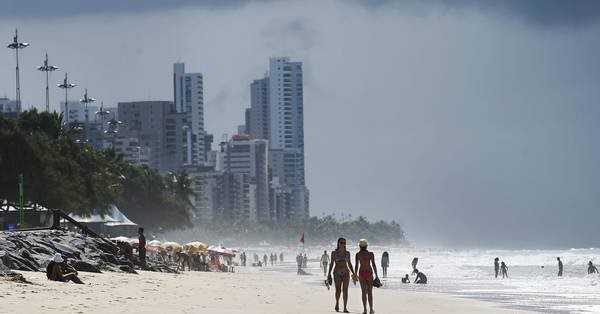 La playa de recife luce hermosa. Pero "lo bello suele ser la forma de lo terrible", observó Rainer María Rilke...