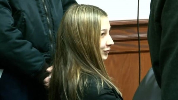 Preocupada por su pelo y esbozando una sonrisa, Nahir Galarza comenzó a vivir el primer día del juicio en su contra por el crimen de su novio Fernando Pastorizzo.