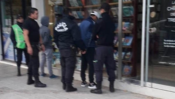 Policía no tardó en detener a los delincuentes a dos cuadras y media.