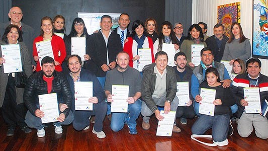 Funcionarios municipales y afiliados del SITPRENCH que ayer recibieron la adjudicación de terrenos.