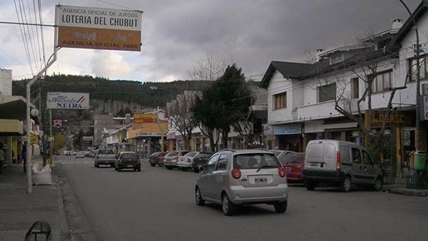 Alicaído. Una postal del centro de Esquel , con las ventas en baja. 
