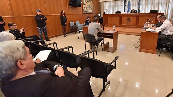 Sopresivo. Miquelarena escucha el relato de Musante ante el juez Piñeda, los fiscales y la defensa.