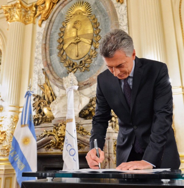 Las firmas del presidente. Vienen estampándose en medidas de Gobierno que perdurarán en la historia...