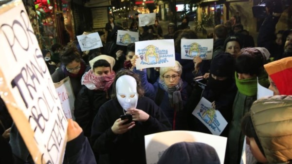 La manifestación se realizó frente a la casa de la provincia de Entre Ríos y juntó a penas a 30 mujeres. (La Nación).