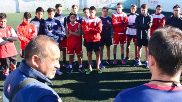 El regreso. Jaime Giordanella da su mensaje de presentación al plantel de Racing Club en la tarde de ayer en la sede de la “Academia”.