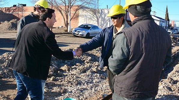 Saludo. El intendente Maderna y una postal de su recorrida por la reclamada obra de los cordones cuneta.