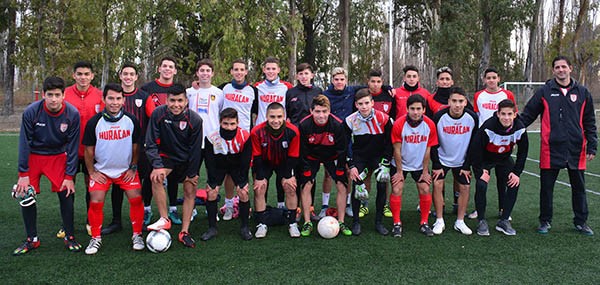 La delegación huracanense posa tras la práctica de ayer en el predio del “Globo”. “Si algún chico puede quedarse a jugar en Chile, será bienvenido”, djo Gustavo Caamaño, el DT.