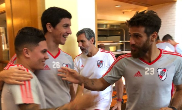"Nacho" Fernánez y Ponzio, le dan la bienvenida a "Juanfer" Quintero.