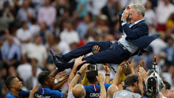 Deschamps, DT de Francia, el mimado en los festejos del campeón.