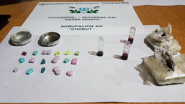 En el procedimiento la Gendamería incautó 17 pastillas de éxtasis.