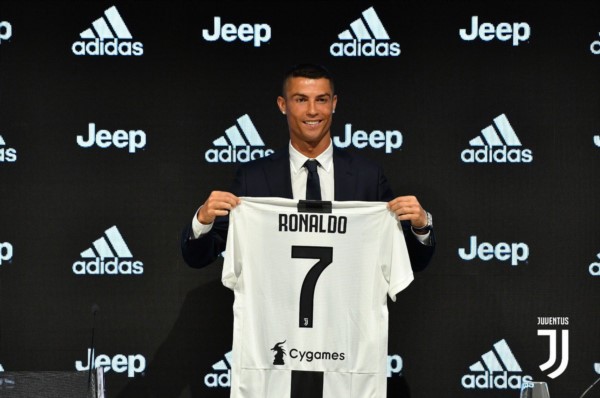 CR7 brindó una conferencia de prensa, estampó la firma, y se convirtió oficialmente en jugador de Juventus, siendo el pase del año.