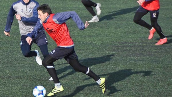 El plantel conducido por Hugo Barrientos agudiza sus entrenamientos en la cancha auxiliar del club.