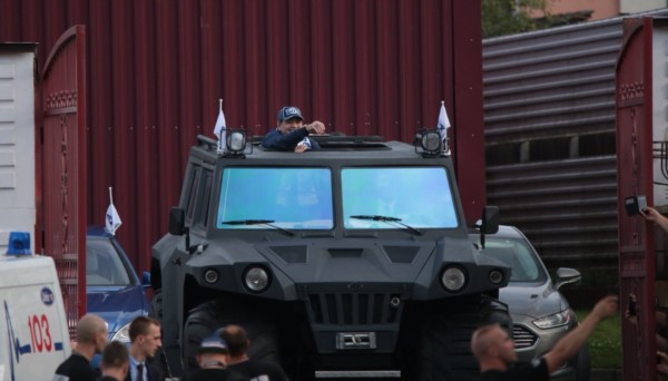  Maradona, presidente de Dinamo de Brest de Bielorrusia: desfiló en vehículo militar.