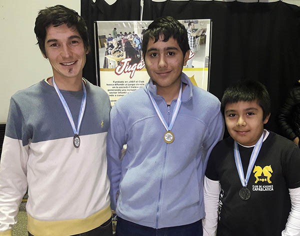 Los tres jóvenes ajedrecistas que se destacaron en la competencia de Tercera categoría por el ascenso.