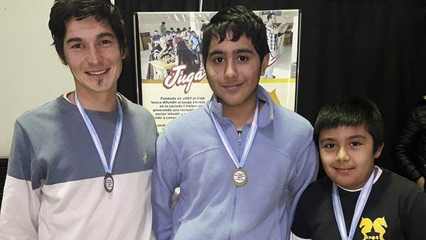 Los tres jóvenes ajedrecistas que se destacaron en la competencia de Tercera categoría por el ascenso.