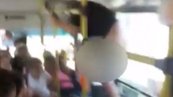 La víctima comenzó a gritar y al ver que el resto del pasaje se le venía encima, el hombre se arrojó por una de las ventanillas del transporte. (Archivo)
