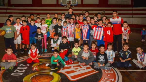 Los pequeños del club Racing junto a Nicolás De los Santos. 
