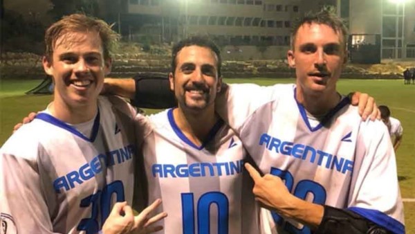 El trelewense Bruno Stretti, con la camiseta número 10 de Argentina.