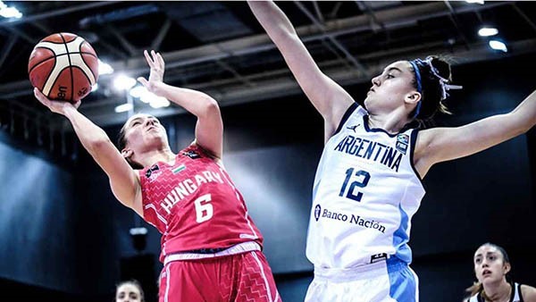 Martina Torres en acción, intentando tapar el lanzamiento rival. Argentina jugará hoy su segundo partido.