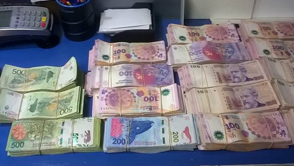 Llamó la atención la abultada suma de billetes que iban dentro de un valija perteneciente al muchacho. 
