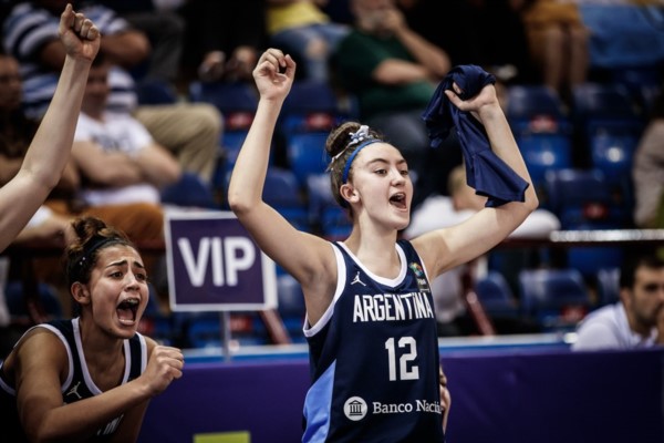 El festejo por el gran triunfo de la trelewense Martina Torres (12).