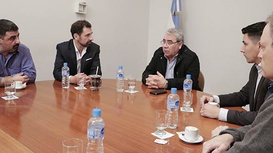 Encuentro. Una postal de la reunión de Gobierno y Nación para intentar consensuar planes laborales. 