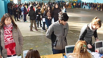 Una importante cantidad de gente hizo filas desde temprano para sacar el beneficio del Transporte Educativo Gratuito en el Gimnasio Nº 2.