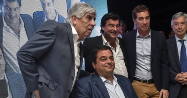 Hugo Moyano (padre) y el ministro de Trabajo, Jorge Triaca (hijo), en tiempos de convivencia "normal"...