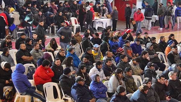 Interés. El gimnasio del Club Huracán, repleto ante el interés de los vecinos por saber de la actividad. 