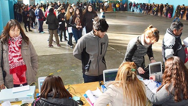 Colas. Una postal de la concurrencia de estudiantes para la carga. 