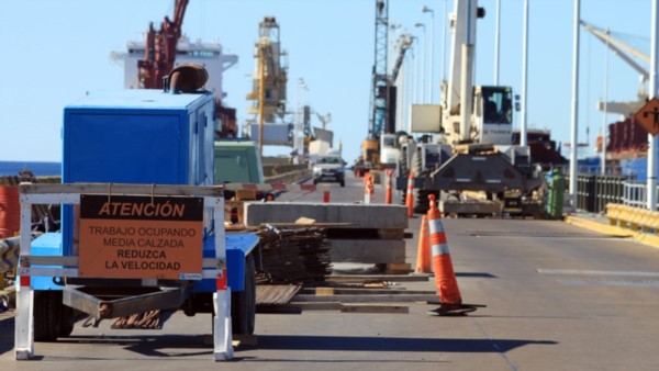 El trabajo en los muelles de Madryn es incesante para poder finalizar dentro de los plazos previstos.