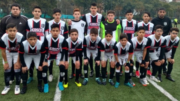 El plantel de la categoría 2004/2005, uno de los tres equipos de Ever Ready que compite en el torneo que se desarrolla en Agronomía. 