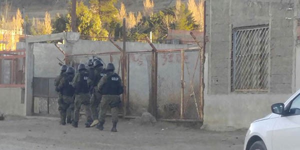 Comandos tácticos entraron a domicilios a buscar armamento de dudoso origen que manipulan los cacos.