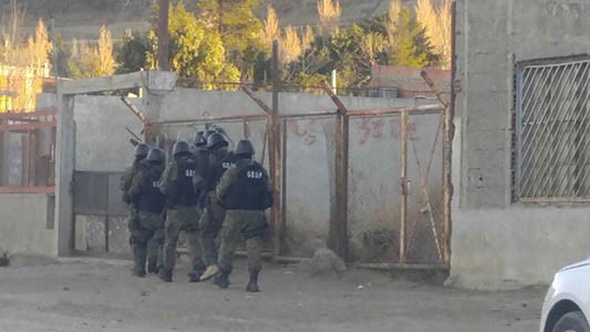 Comandos tácticos entraron a domicilios a buscar armamento de dudoso origen que manipulan los cacos.