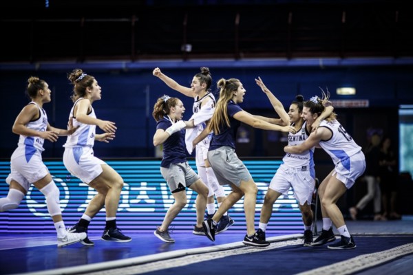 Las chicas argentinas festejan la victoria ante Colombia en el partido despedida del Mundial.