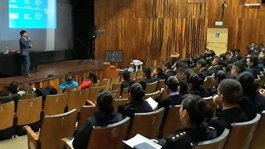 Aprender. Una postal de una de las jornadas de capacitación que se realizó con los uniformados.