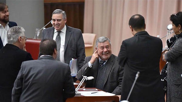 Sonrisas. Los legisladores provinciales y un momento de distensión en el parlamento en Rawson.