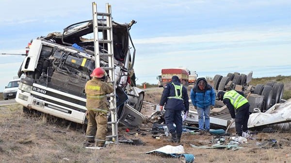 Muestra de la violencia con la que se produjo el vuelco es el daño causado en toda la estructura del camión.