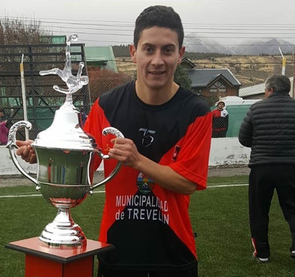 “Javito” Mansilla levanta la copa que acredita a Fontana de Trelevin como campeón de la Liguilla Cordillerana.