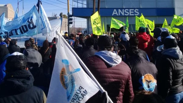 Banderas. Los gremios unieron fuerzas en Anses para reclamar por el recorte de las asignaciones. 