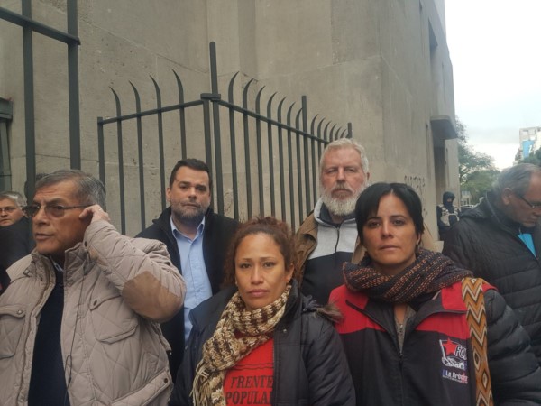 Dina Sánchez (Fte Darío Santillán), Marianela Navarro (Frente de Organizaciones en Lucha), junto al Grigo Castro (CTEP), Alderete (de la CCC) y Daniel Menéndez (Barrios de Pie).